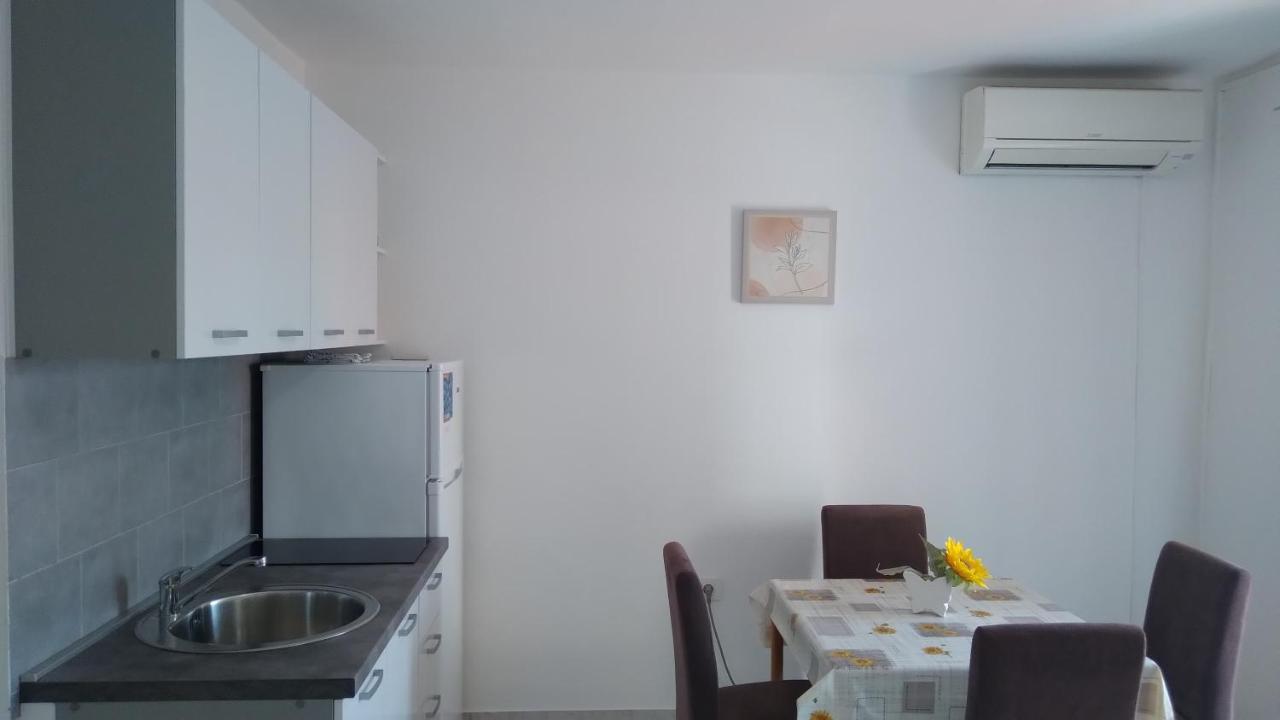 Apartmani "Lorenzo" Novalja Exterior photo